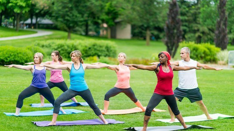 5 reasons why you should try outdoor yoga 